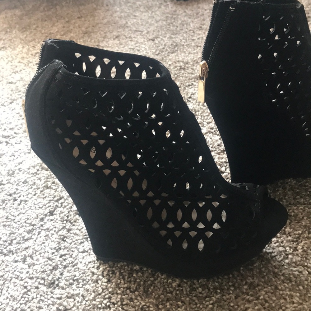 Heels - Picture 2 of 4